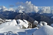 54 Salgo seguendo il filo di cresta con vista verso Menna ed Arera, ricoperte da nuvole...